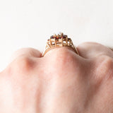 Vintage-Gänseblümchenring aus 9-karätigem Gelbgold mit Opal (ca. 0.12 ct) und Granaten (ca. 0.40 ctw), Jahr 1984