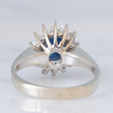 Anello a margherita in oro bianco 18K con zaffiro (1.30ct ca.) e diamanti di taglio brillante (0.44ctw ca.), anni ‘70