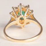 Bague marguerite en or jaune 14 carats avec émeraude (environ 0.70 ct) et diamants taille brillant (environ 0.80 ct), années 70