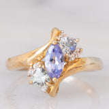 Anello bypass in oro giallo 9K con tanzaniti (0.91ctw ca.) e zaffiri bianchi
