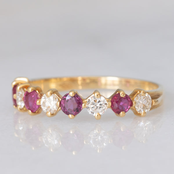 Mezzo eternity vintage in oro giallo 18K con rubini (0.40ctw ca.) e diamanti di taglio brillante (0.50ctw ca.), anni ‘80