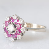 Anello a fiore vintage in oro bianco 14K con rubini (0.56ctw ca.) e diamanti di taglio brillante (0.40ctw ca.), anni ‘70