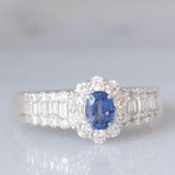 Anello a fascia con margherita in platino con zaffiro (0.44ct) e diamanti (0.67ctw), anni ‘80/‘90