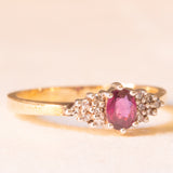 Anello vintage in oro giallo 9K con rubino (0.26ct ca.) e diamanti (0.06ctw ca.), anno 1987