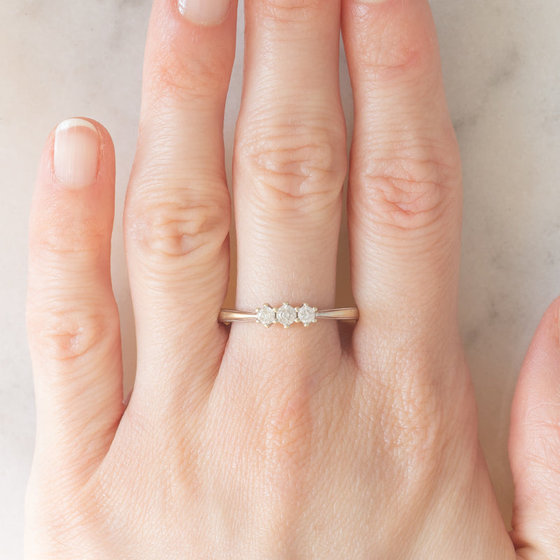 Trilogy vintage in oro bianco 9K con diamanti (0.25ctw ca.)