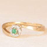 Anello a fiore vintage in oro giallo e bianco 9K con smeraldo (0.08ct ca.) e diamanti (0.06ctw ca.), anni ‘70