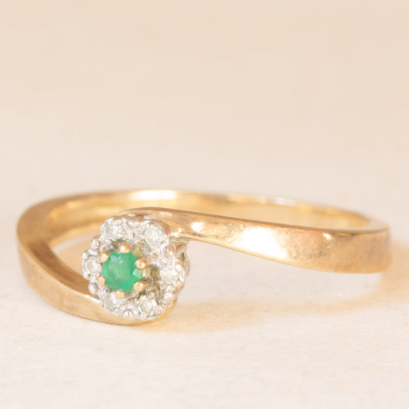 Anello a fiore vintage in oro giallo e bianco 9K con smeraldo (0.08ct ca.) e diamanti (0.06ctw ca.), anni ‘70