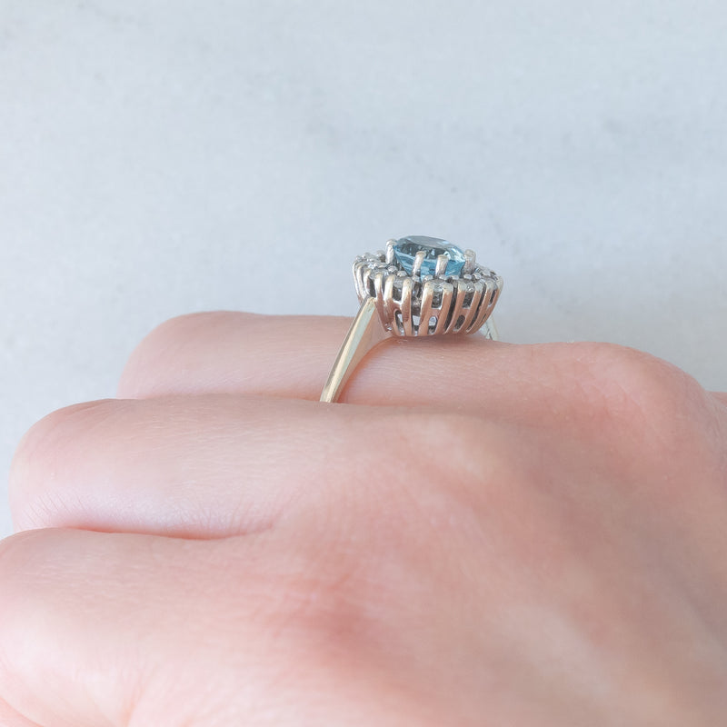Anello a margherita vintage in oro bianco 14K con acquamarina (0.70ct ca.) e diamanti di taglio brillante (0.24ctw ca.), anni ‘70