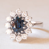 Vintage-Gänseblümchenring aus 14 Karat Weißgold mit Saphiren (ca. 2 ct) und Diamanten im Brillantschliff (ca. 0.80 ctw), 70er Jahre