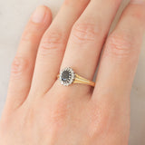 Anello a margherita vintage in oro giallo 9K con zaffiro (0.70ct ca.) e diamanti (0.08ctw ca.), anno 1991