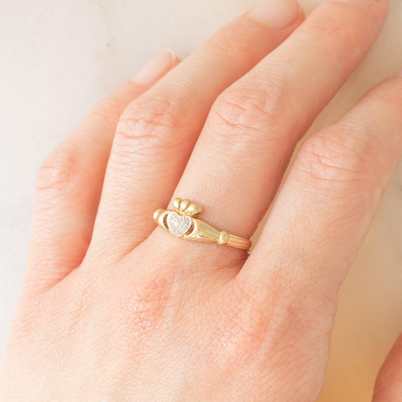 Anello Claddagh vintage in oro giallo e bianco 9K con diamante