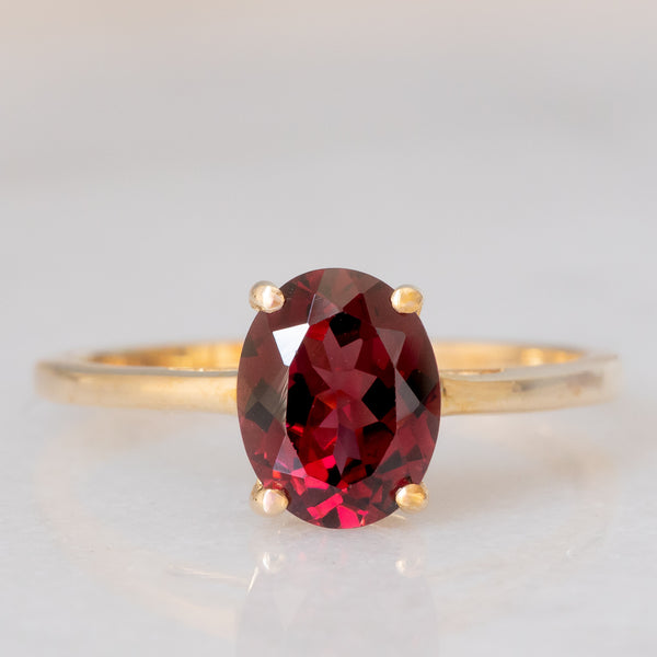 Solitario moderno in oro giallo 10K con granato (1.90ct ca.), anno 2017