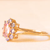 Anello a margherita in oro giallo 9K con zaffiro rosa sintetico (0.40ct ca.) e zaffiri blu sintetici (0.40ctw ca.), anno 2007