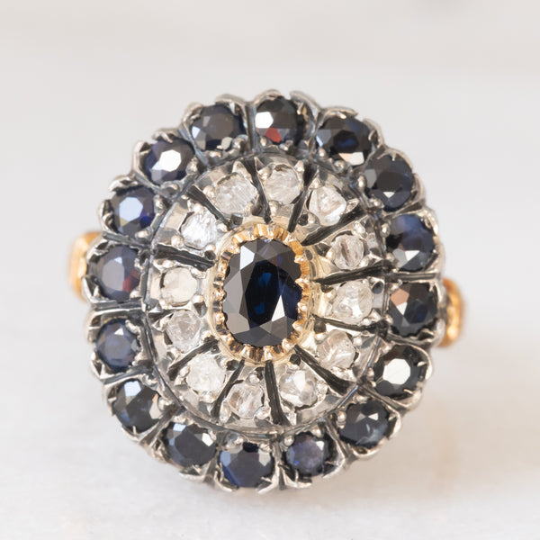 Anello a margherita vintage in stile antico in oro giallo 18K e argento con zaffiri (1ctw ca.) e diamanti di taglio rosetta (0.12ctw ca.), anni ‘60/‘70