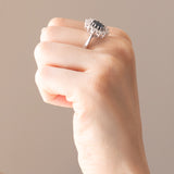 Vintage-Gänseblümchenring aus 14 Karat Weißgold mit Saphiren (ca. 2 ct) und Diamanten im Brillantschliff (ca. 0.80 ctw), 70er Jahre