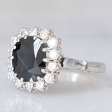 Anello a margherita in oro bianco 14K con zaffiro (3.50ct ca.) e diamanti di taglio brillante (0.56ctw ca.), anni ‘70