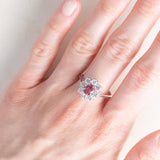 Vintage 18K white gold daisy ring with pink tourmaline (approx. 0.60ct) and brilliant cut diamonds (approx. 0.90ctw), 70s