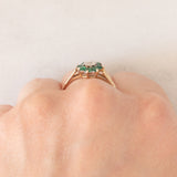 Anello a fiore vintage in oro giallo 9K con smeraldi (0.36ctw ca.) e diamante (0.01ct ca.), anni ‘70/‘80