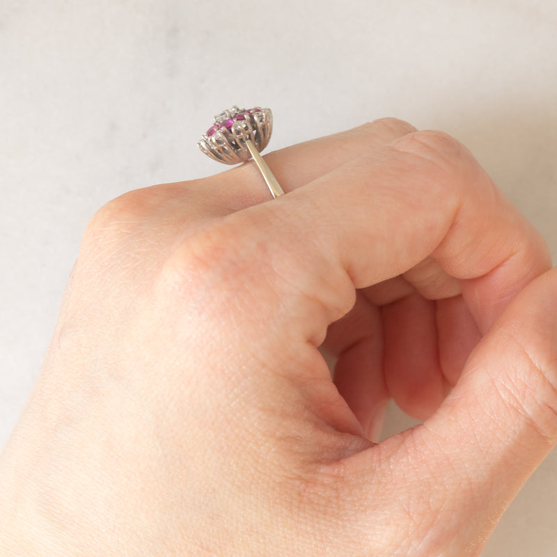 Anello a fiore vintage in oro bianco 14K con rubini (0.56ctw ca.) e diamanti di taglio brillante (0.40ctw ca.), anni ‘70