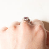 Vintage-Gänseblümchenring aus 18-karätigem Weißgold mit Rubin (ca. 0.85 ct) und Diamanten im Brillantschliff (ca. 0.24 ctw), 80er/90er Jahre