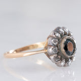 Anillo antiguo de oro amarillo de 14 quilates y plata con margaritas, topacio azul (aprox. 0.40 ct) y diamantes talla rosa (aprox. 0.22 ct), principios del siglo XX.