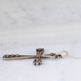 Halskette mit Kette aus 18-karätigem Gelbgold und kreuzförmigem Anhänger aus 18-karätigem Gelbgold und Silber mit Rubinen und Diamanten im Rosenschliff, frühes 900. Jahrhundert