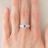 Anello a fascia con margherita in platino con zaffiro (0.44ct) e diamanti (0.67ctw), anni ‘80/‘90