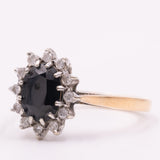 Anello a margherita vintage in oro giallo 9K con zaffiro (1.33ct ca.) e diamanti (0.12ctw ca.), anno 1985