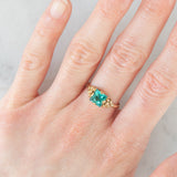 Anillo vintage de oro amarillo de 14 quilates con piedra verde y decoraciones florales y geométricas, años 50/60.