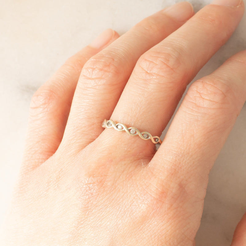 Anello intrecciato in oro bianco 9K con diamanti (0.05ctw ca.), anni ‘80
