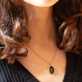 Vintage-Halskette mit Kette aus 9-karätigem Gelbgold und Anhänger aus 9-karätigem Gelbgold mit Triplett-Opal mit Rosenmuster und Dornen