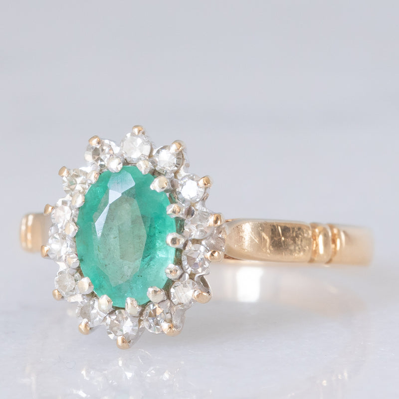Anello a margherita vintage in oro giallo e bianco 9K con smeraldo (0.70ct ca.) e diamanti (0.20ctw ca.), anni ‘80