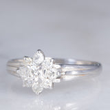 Anello a fiore vintage in platino con diamanti di taglio brillante (0.32ctw), anni ‘70/‘80