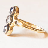 Trilogie-Ring aus 18 K Gelbgold und Silber mit synthetischen Saphiren (ca. 0.60 ctw) und Diamant im Rosettenschliff (ca. 0.20 ct), 30er/40er Jahre
