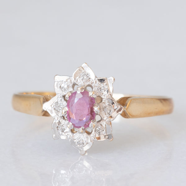 Anello a margherita vintage in oro giallo e bianco 9K con rubino (0.12ct ca.) e diamanti (0.04ctw ca.), anno 1988