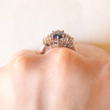 Anello vintage in oro bianco 14K con zaffiro (1.60ct ca.) e diamanti (0.10ctw ca.), anni ‘70