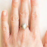 Anello a margherita vintage in oro giallo e bianco 9K con opale (0.40ct ca.) e diamanti (0.05ctw ca.), anno 1989