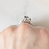 Anello a margherita vintage in oro bianco 14K con zaffiro (0.75ct ca.) e diamanti di taglio brillante (0.64ctw ca.), anni ‘60/‘70