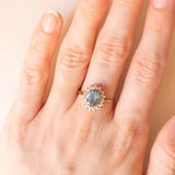 Vintage-Gänseblümchen-Ring aus 9-karätigem Gelb- und Weißgold mit blauem Topas (ca. 1.40 ct) und Diamanten (ca. 0.08 ctw), Jahr 1992