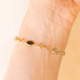 Bracciale vintage in oro giallo 18K con granati, ametiste, acquamarina, spinello blu sintetico e zaffiro bianco, anni ‘70