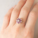 Anello a fiore vintage in oro bianco 14K con rubini (0.56ctw ca.) e diamanti di taglio brillante (0.40ctw ca.), anni ‘70