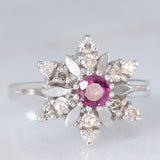Anello a fiore vintage in oro bianco 14K con rubino (0.20ct ca.) e diamanti (0.20ctw ca.), anni ‘70