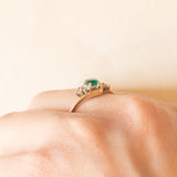 Anello bypass vintage in oro giallo e bianco 9K con pasta di vetro verde e diamanti (0.03ctw ca.), anni ‘80