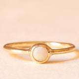 Solitario vintage in oro giallo 9K con opale (0.15ct ca.), anno 1978