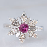 Anello a fiore vintage in oro bianco 14K con rubino (0.20ct ca.) e diamanti (0.20ctw ca.), anni ‘70