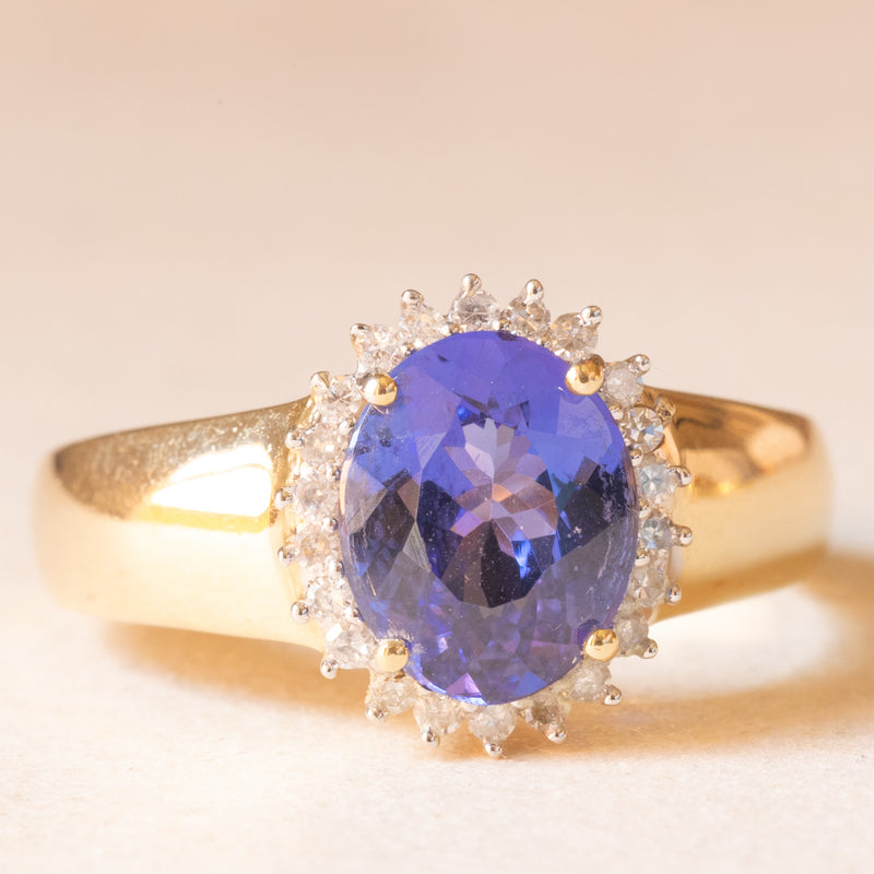 Anello a margherita con fascia in oro giallo 14K con tanzanite (2.50ct ca.) e diamanti (0.22ctw ca.), anni ‘70/‘80