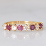 Mezzo eternity vintage in oro giallo 18K con rubini (0.40ctw ca.) e diamanti di taglio brillante (0.50ctw ca.), anni ‘80