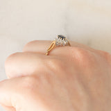 Anello a margherita vintage in oro giallo e bianco 9K con zaffiro (0.60ct ca.) e diamanti (0.06ctw ca.), anno 1988