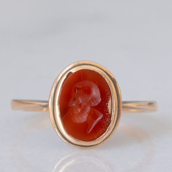 Anello vintage in oro giallo 18K con corniola incisa con profilo di uomo antico, anni ‘60