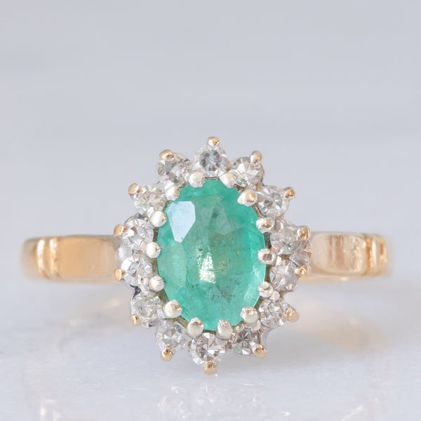 Anello a margherita vintage in oro giallo e bianco 9K con smeraldo (0.70ct ca.) e diamanti (0.20ctw ca.), anni ‘80